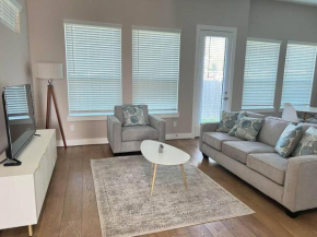 Spacious townhome by the heights